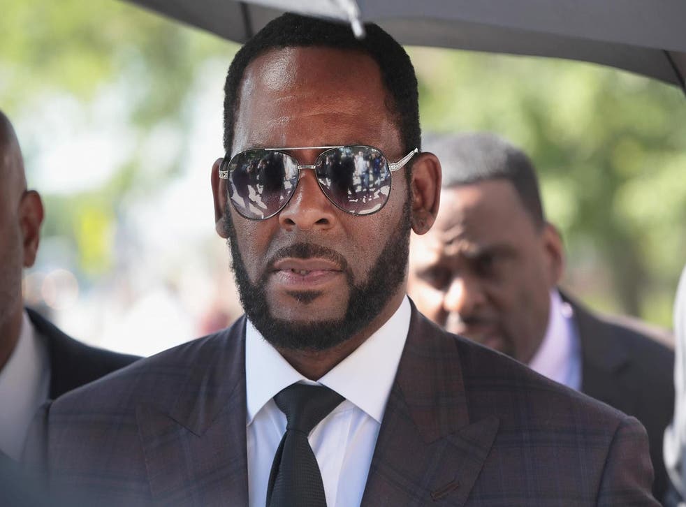 R Kelly News Singer Briefly Disappears While Being