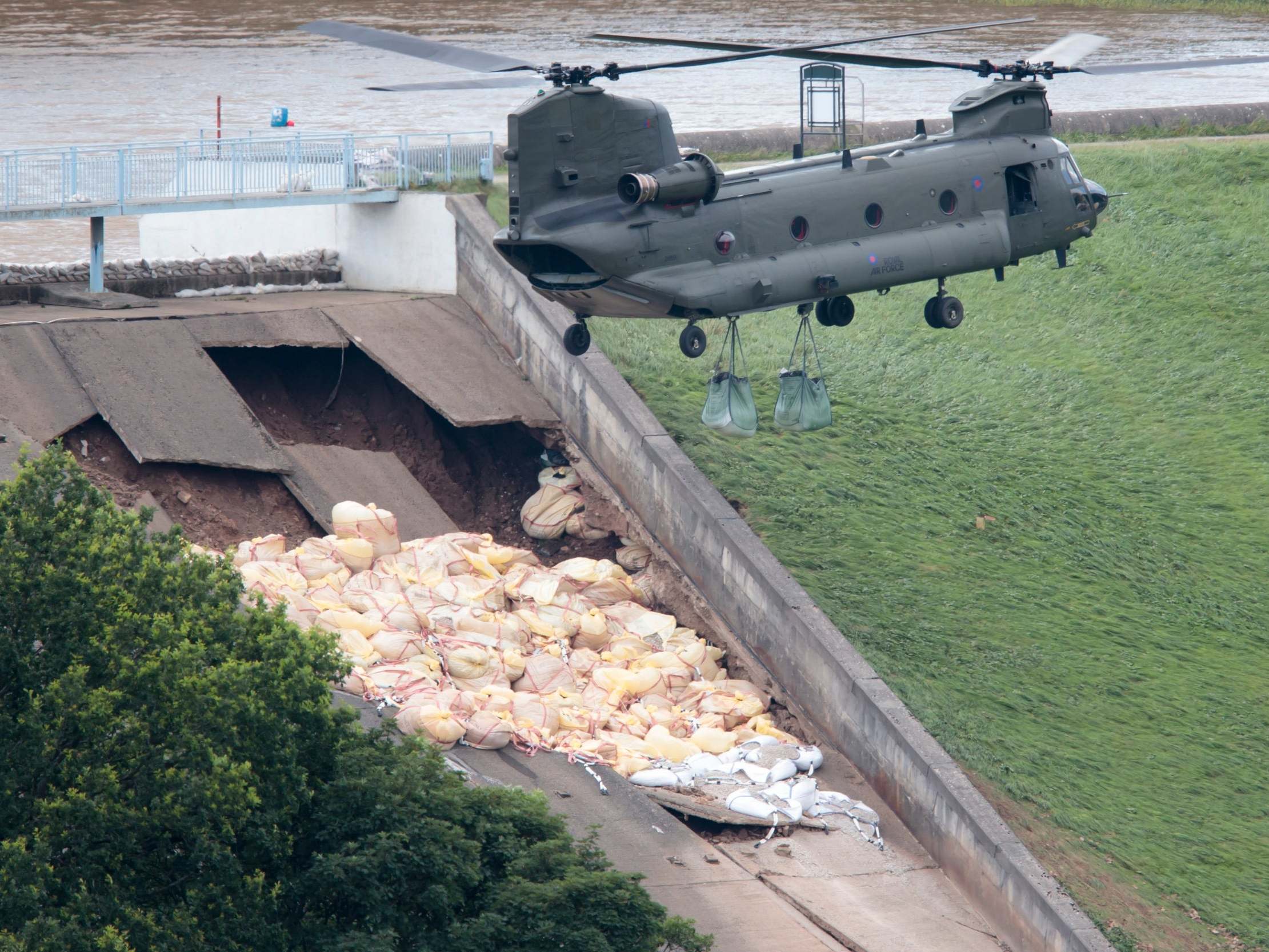 UK Whaley Bridge dam collapse Evacuation over Toddbrook Reservoir