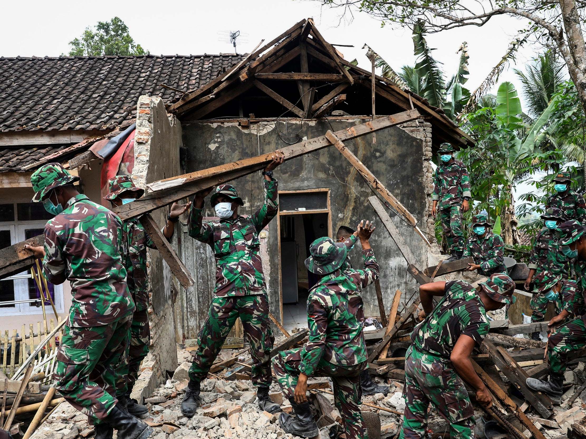 Indonesia Earthquake Four Dead After 6 8 Magnitude Quake Strikes Off Islands Of Java And Sumatra The Independent The Independent