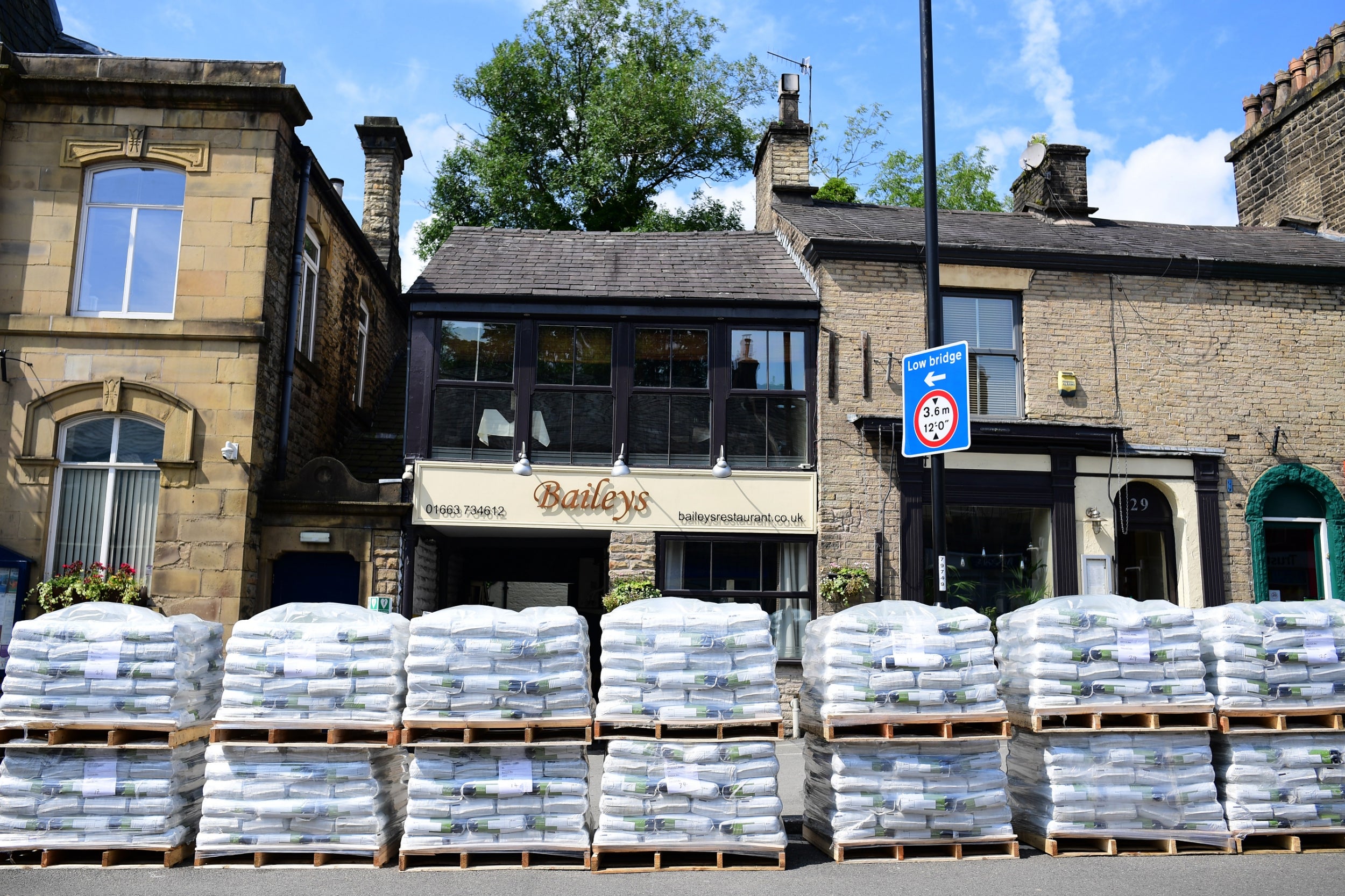 UK Whaley Bridge dam collapse Evacuation over Toddbrook Reservoir