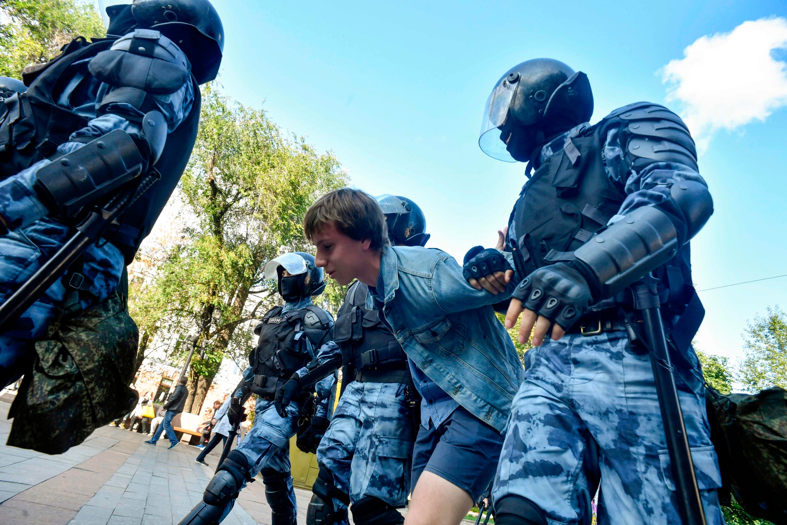 https://static.independent.co.uk/s3fs-public/thumbnails/image/2019/08/03/16/Moscow-protests-12.jpg