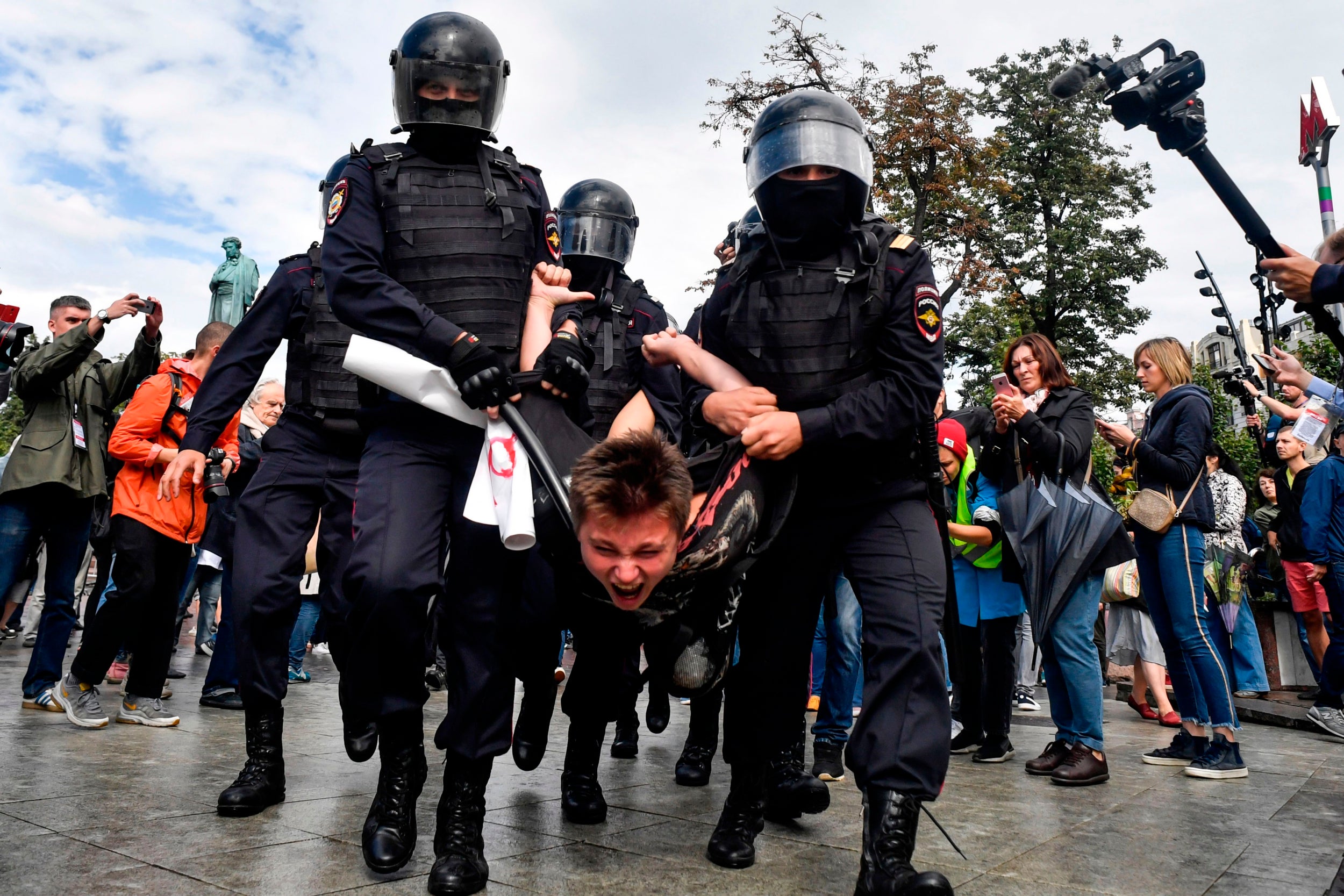 https://static.independent.co.uk/s3fs-public/thumbnails/image/2019/08/03/16/Moscow-protests-4.jpg