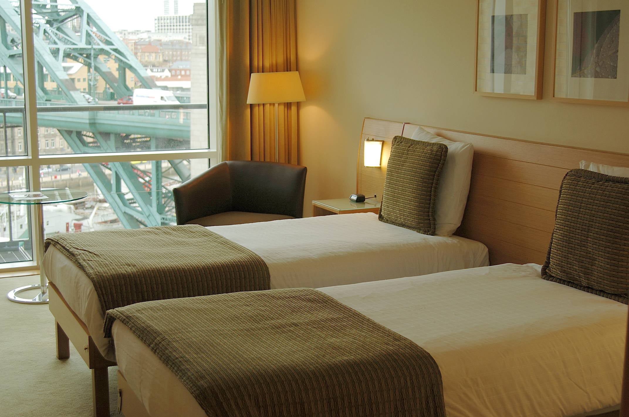 The Hilton’s middle fourth or fifth floors offer ample opportunities for bridge-watching (H