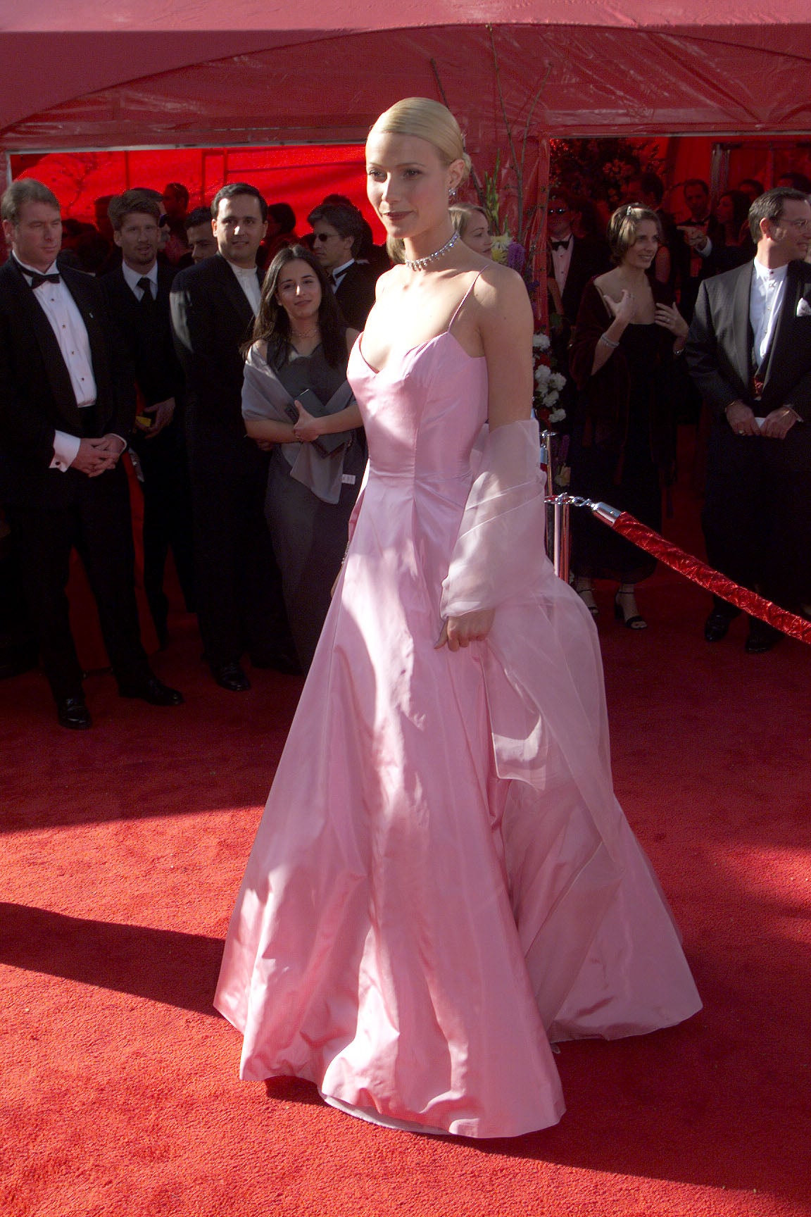 Gwyneth Paltrow arrives at 71st Academy Awards on 21 March 1999