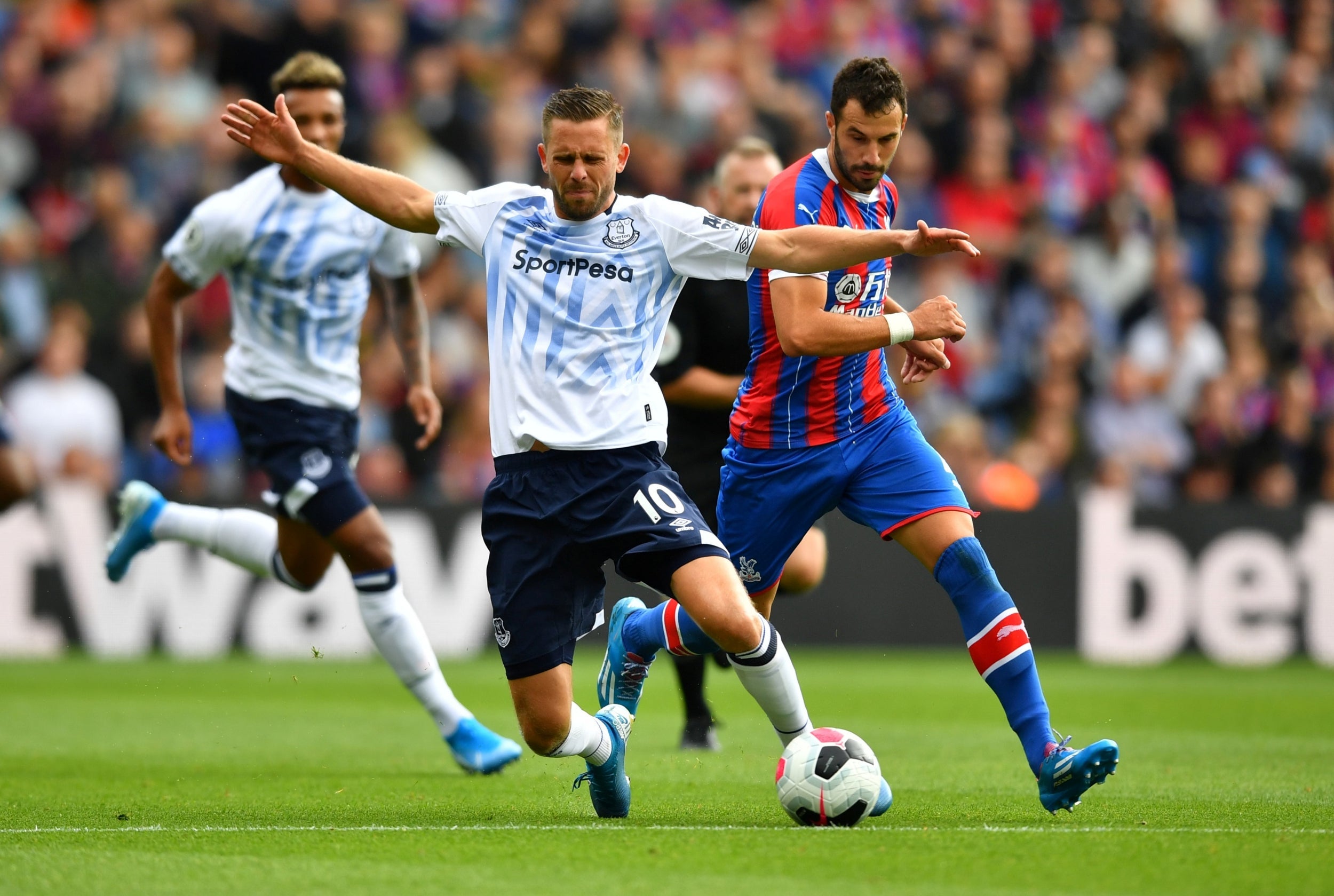 Crystal Palace and 10-man Everton share the spoils on Premier League opening weekend