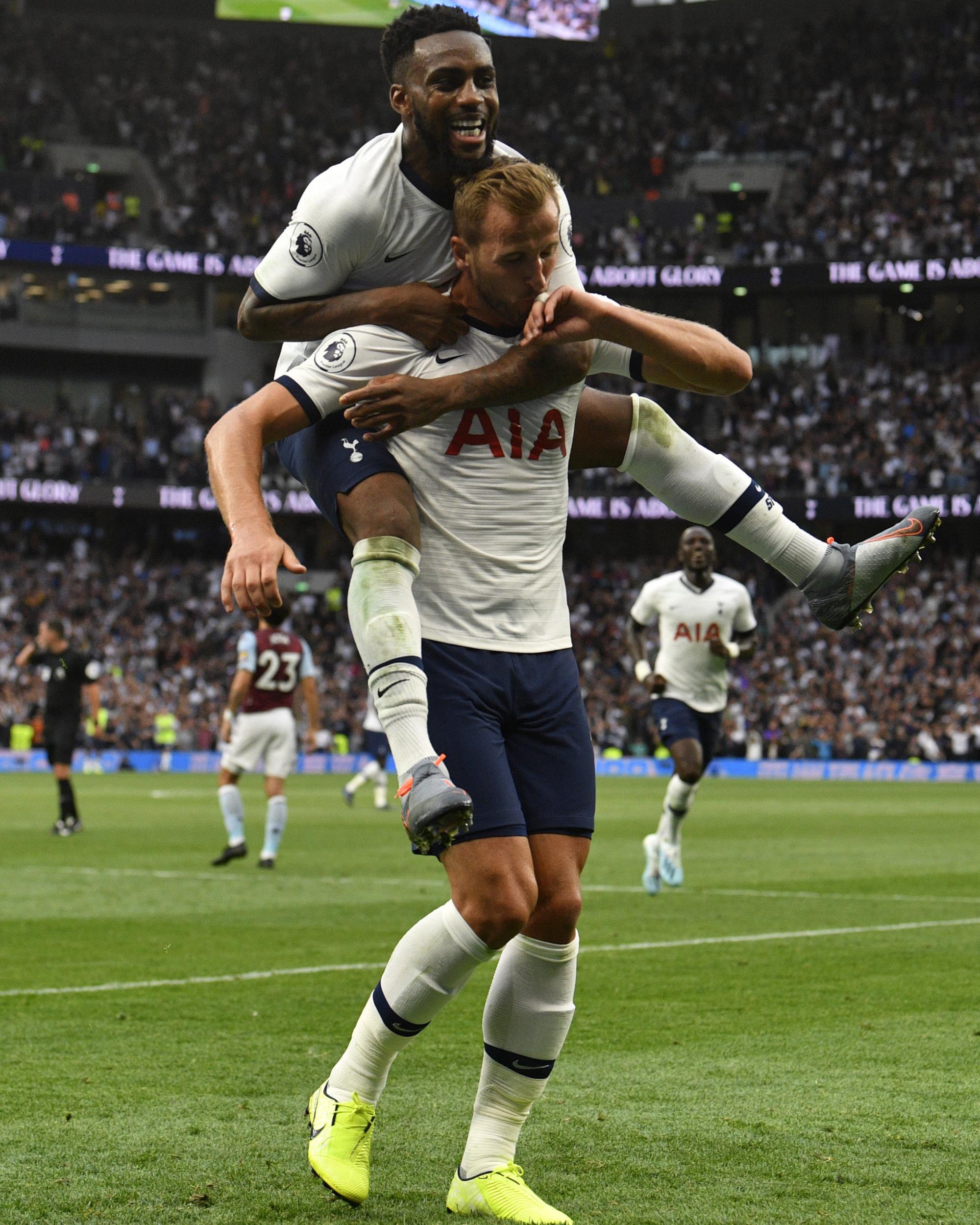 Harry Kane celebrates his late winner for Spurs