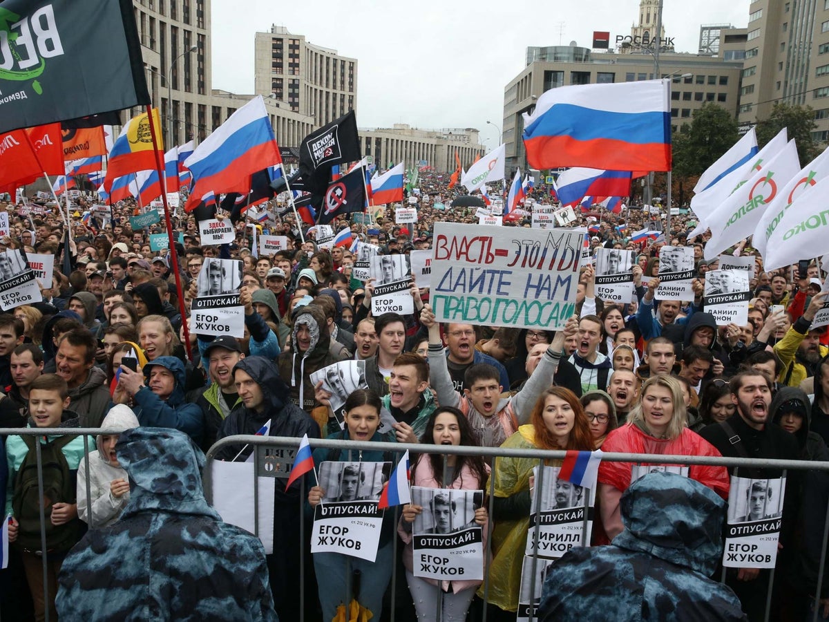 Moscow protests: More than 300 anti-Putin demonstrators arrested in Russia  | The Independent | The Independent