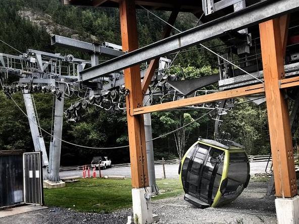 The attraction’s manager told Canadian broadcaster CBC that maintenance on the line had been recently carried out 'and it was a big, thick, beautiful healthy rope'