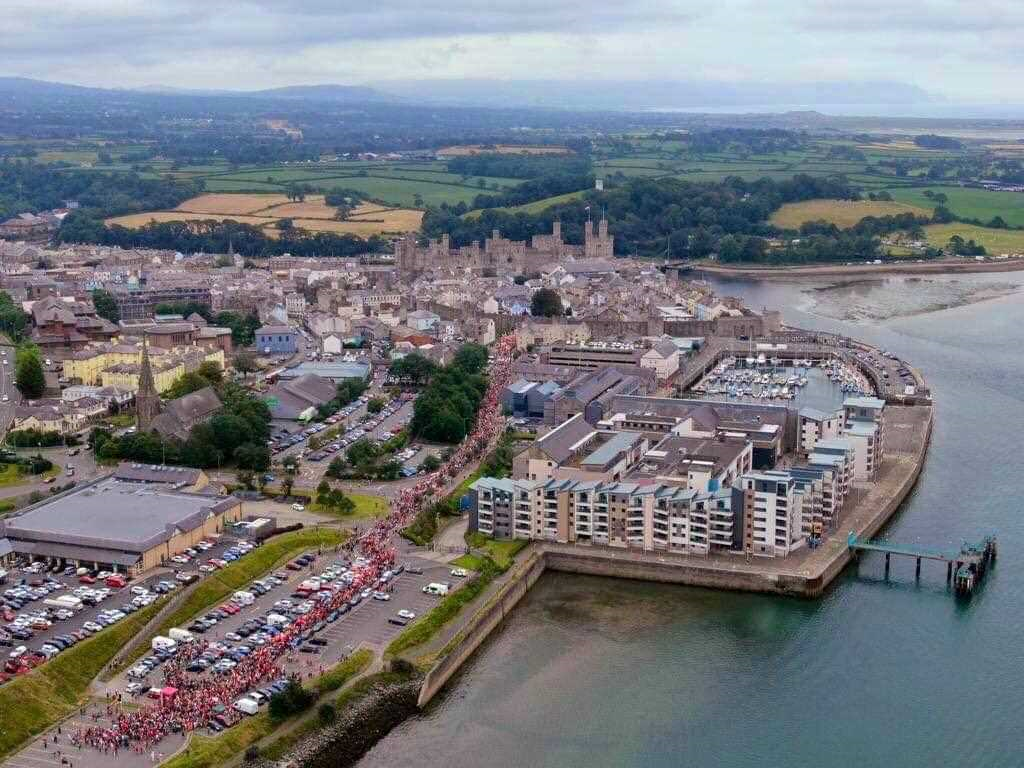 A line of independence supporters snakes through Caernarfon