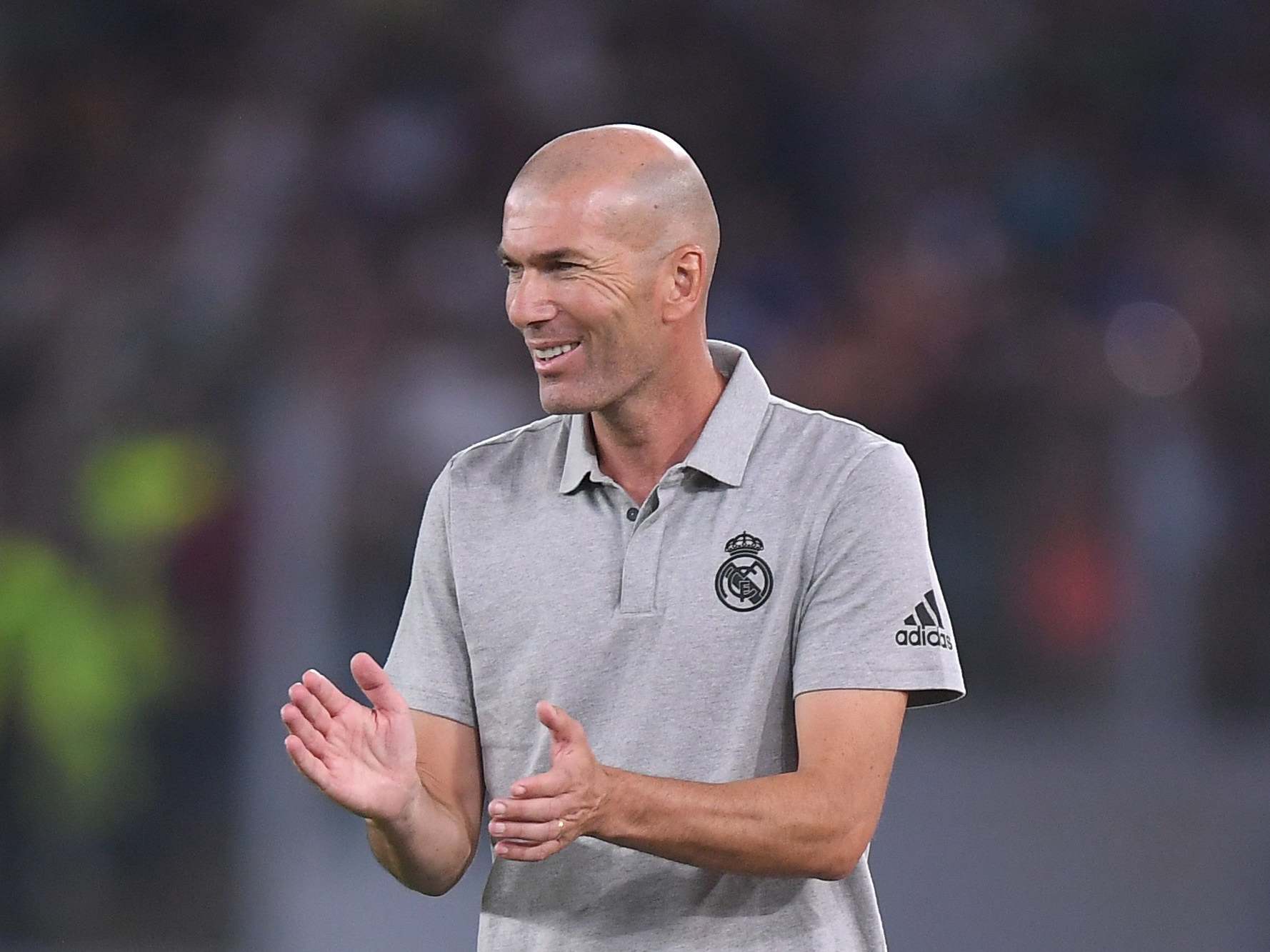 Zidane applauds during the friendly vs Roma