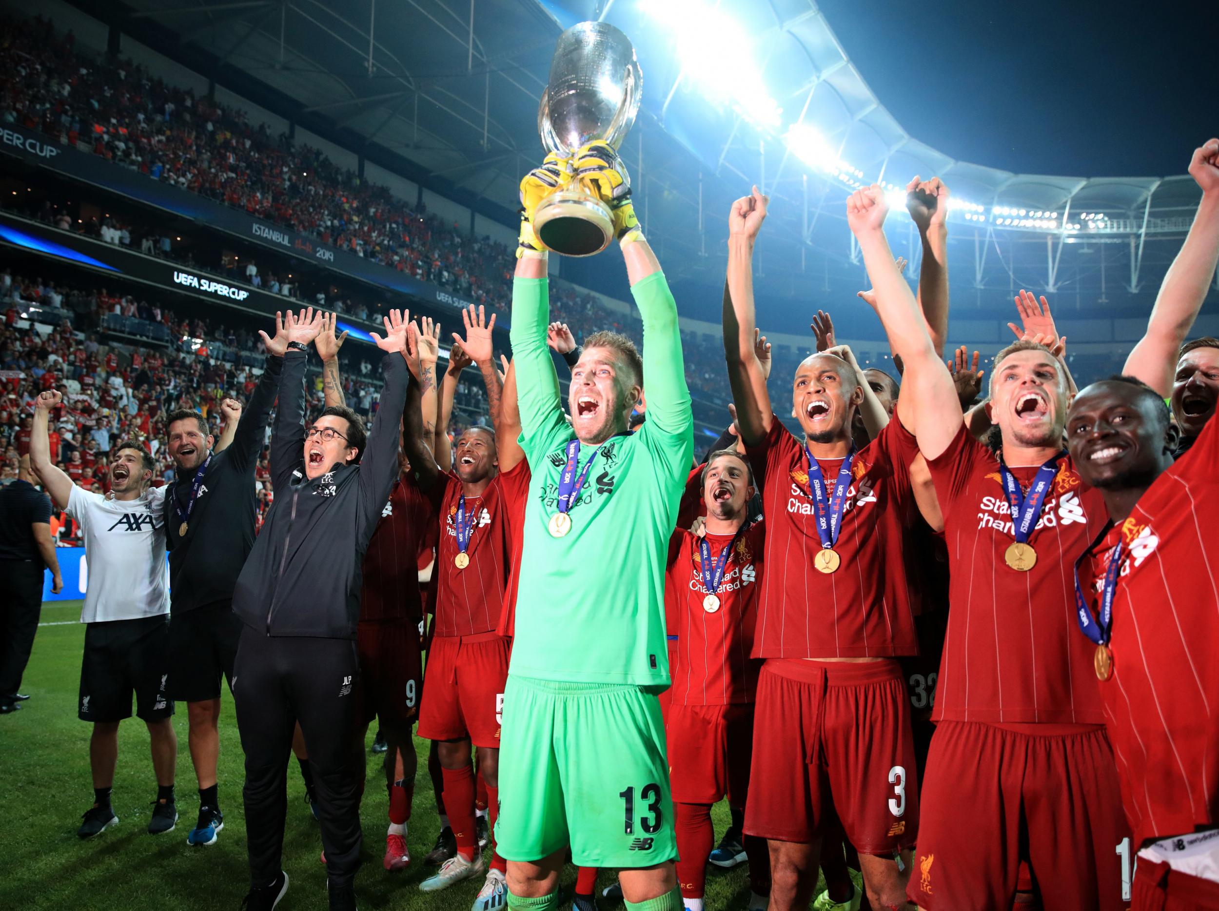 Adrian lifts the Uefa Super Cup trophy