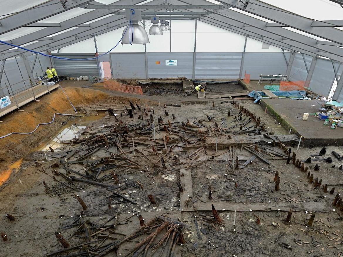 Artifacts from the houses such as food, clothes and jewellery were preserved in the mud