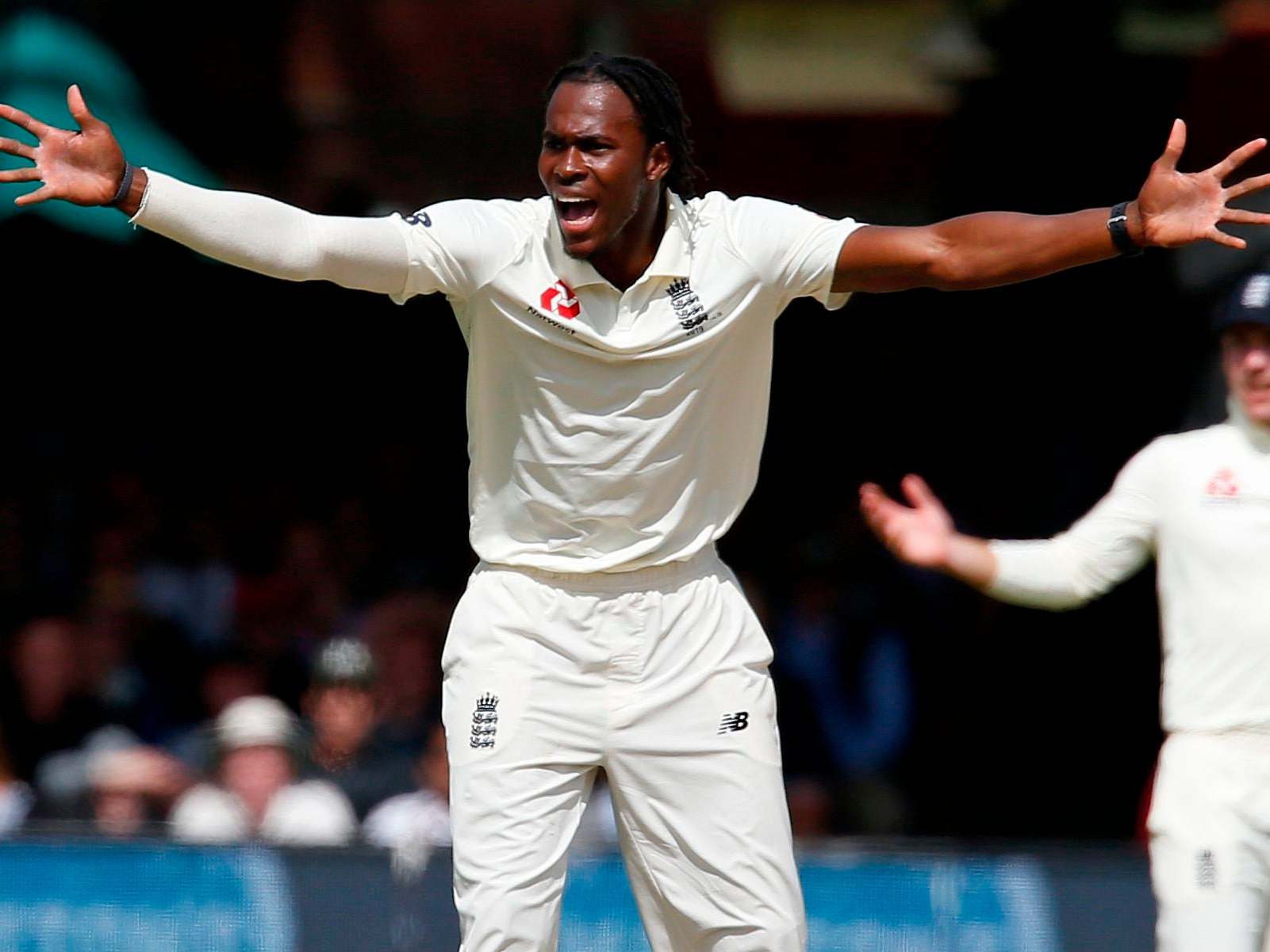 Jofra Archer appeals to the umpire