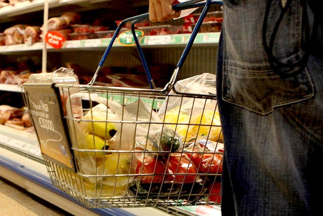 Los grandes minoristas están probando estaciones de recarga y retirando las bolsas de plástico para todos los productos de panadería, verduras y frutas sueltas para reducir el desperdicio de plástico.