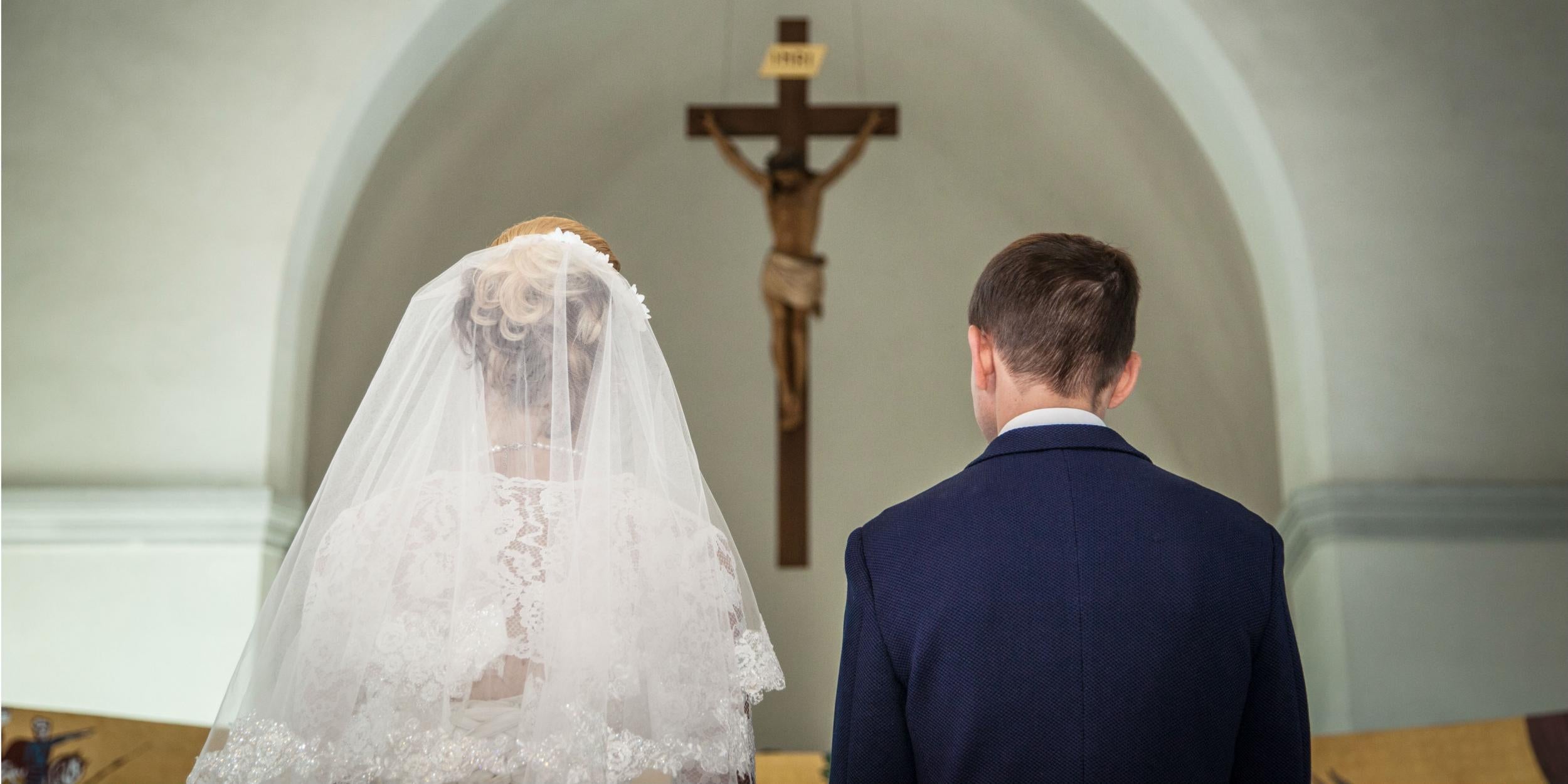Groom's friend refuses to attend wedding because it's not in a church(01)