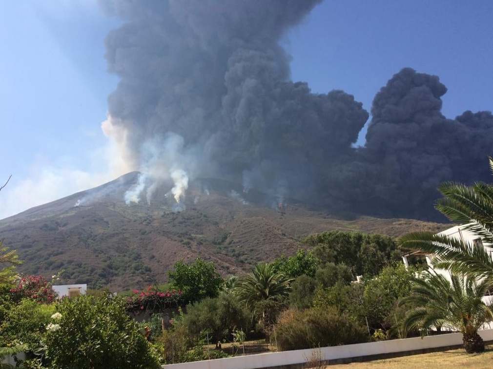 Tourists flee 'high intensity' explosion as Italian volcano erupts