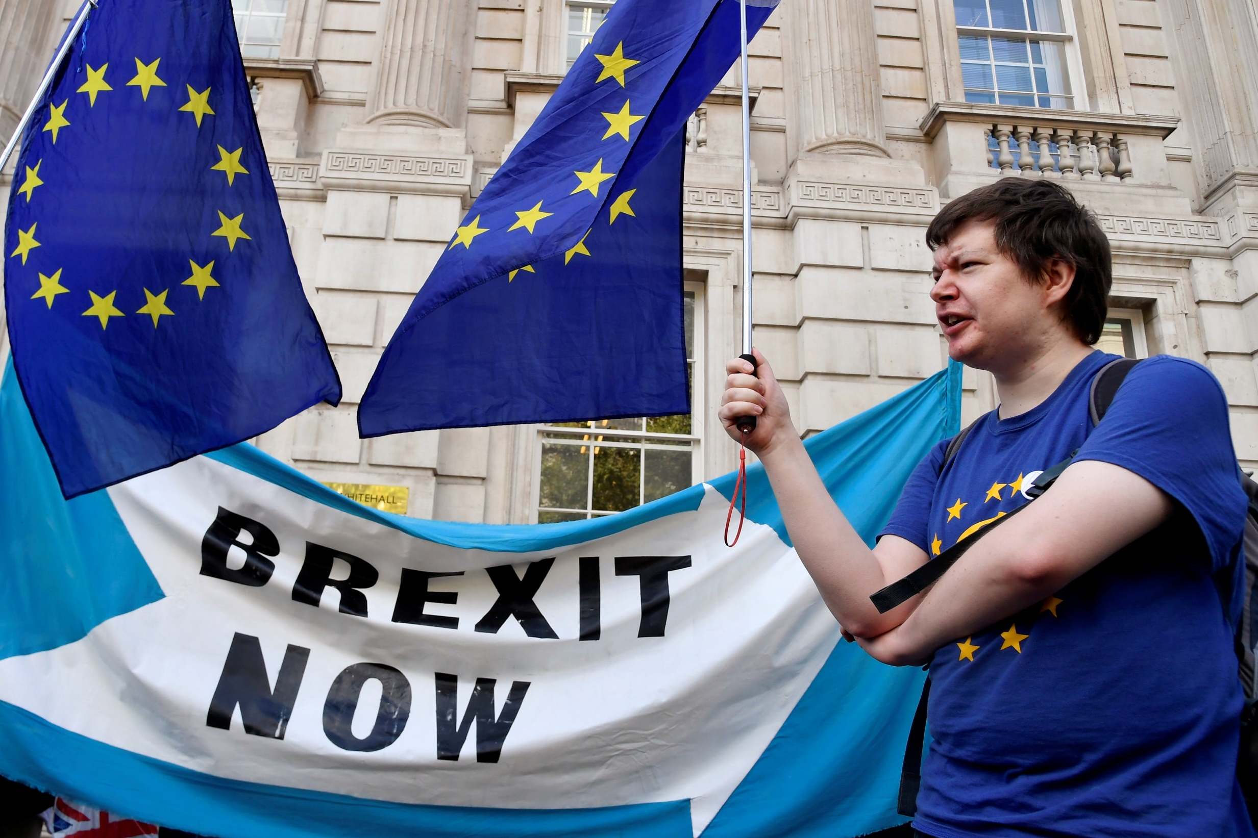 Pro-Brexit and anti-Brexit campaigners protest outside the Cabinet Office in London