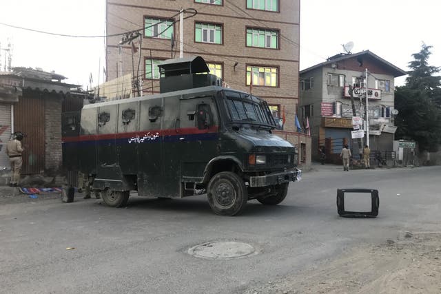 The photo Zubair Sofi was harassed for taking - showing police using an old TV set to control traffic on streets of Srinagar