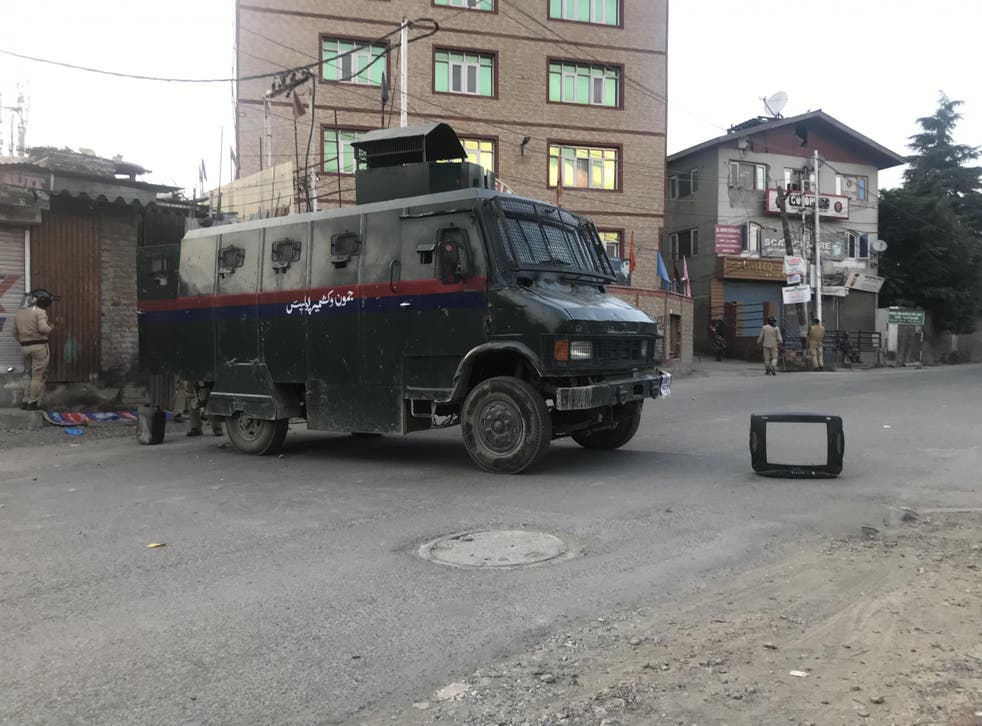 The photo Zubair Sofi was harassed for taking - showing police using an old TV set to control traffic on streets of Srinagar