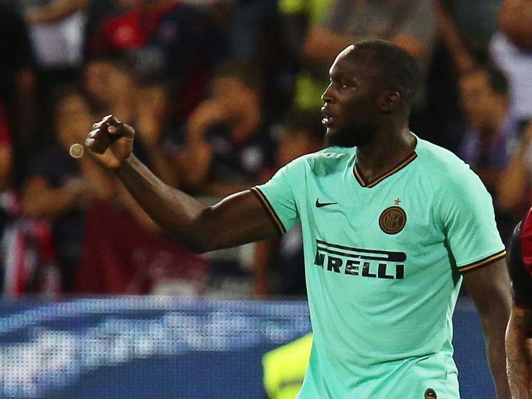 Romelu Lukaku celebrates after scoring a penalty vs Cagliari