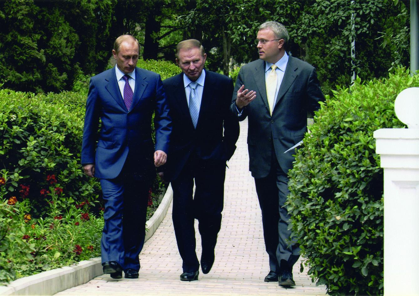 The presidents of Russia and the Ukraine, Vladimir Putin?and Leonid?Kuchma, with Lebedev at Hotel More, Crimea, 2004 (Alexander?Lebedev)