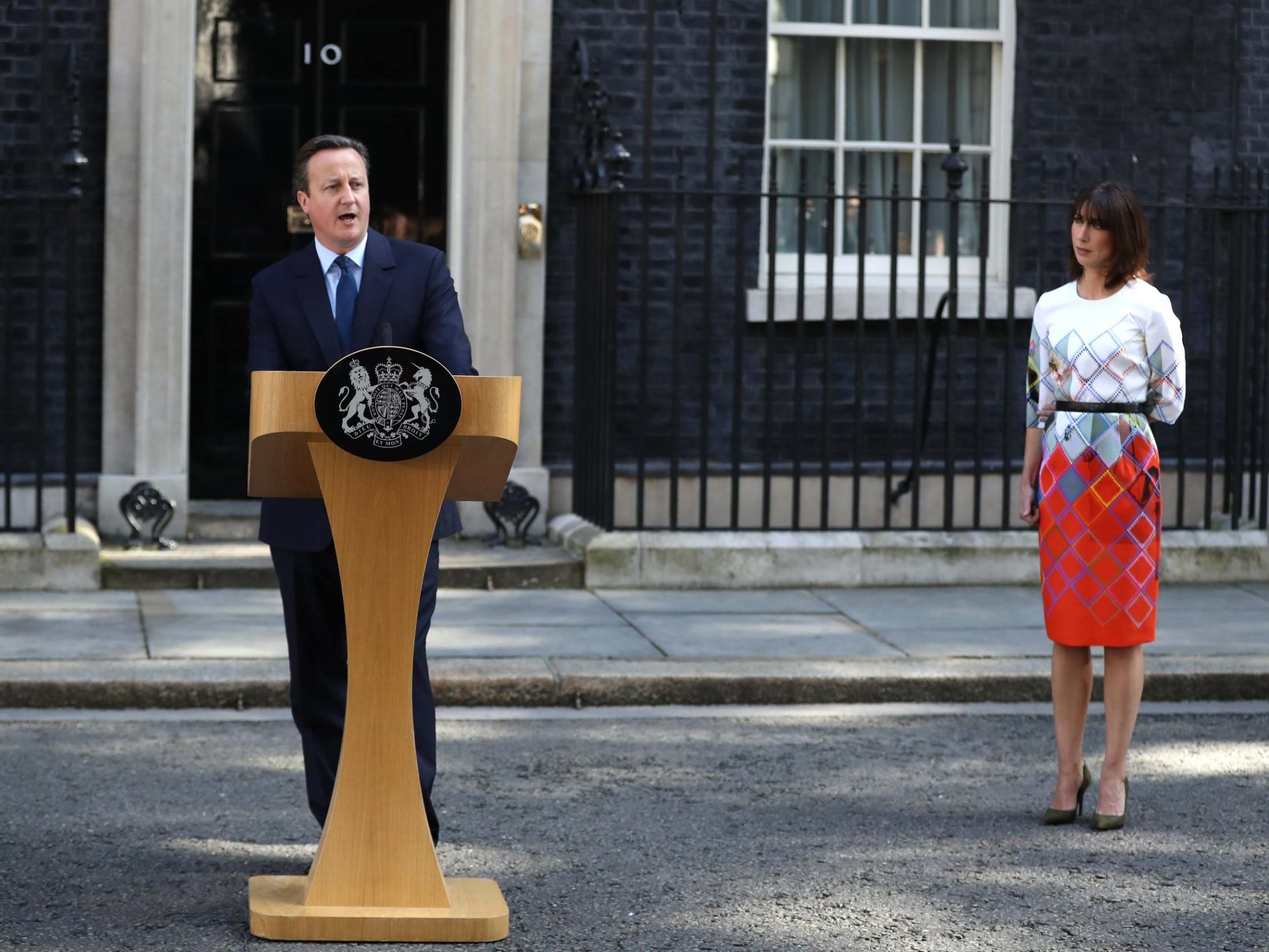 Cameron resigns on the steps of 10 Downing Street in 2016