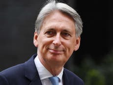 Hammond backs bid to keep UK in customs union after Brexit