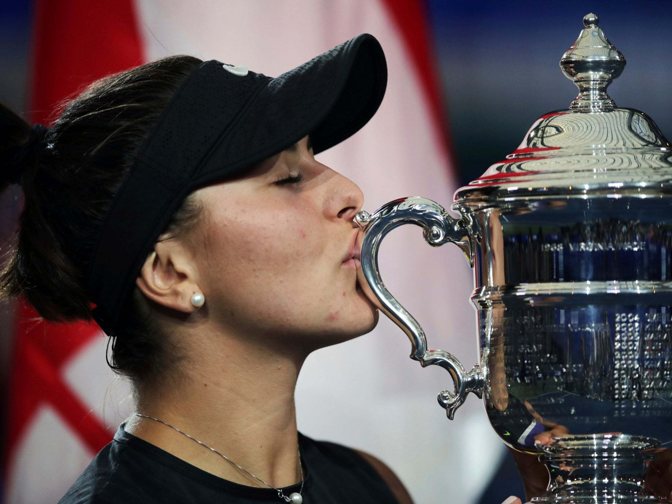 Bianca Andreescu kisses the US Open trophy