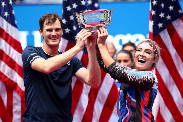 Jamie Murray and Bethanie Mattek-Sands pose with the trophy