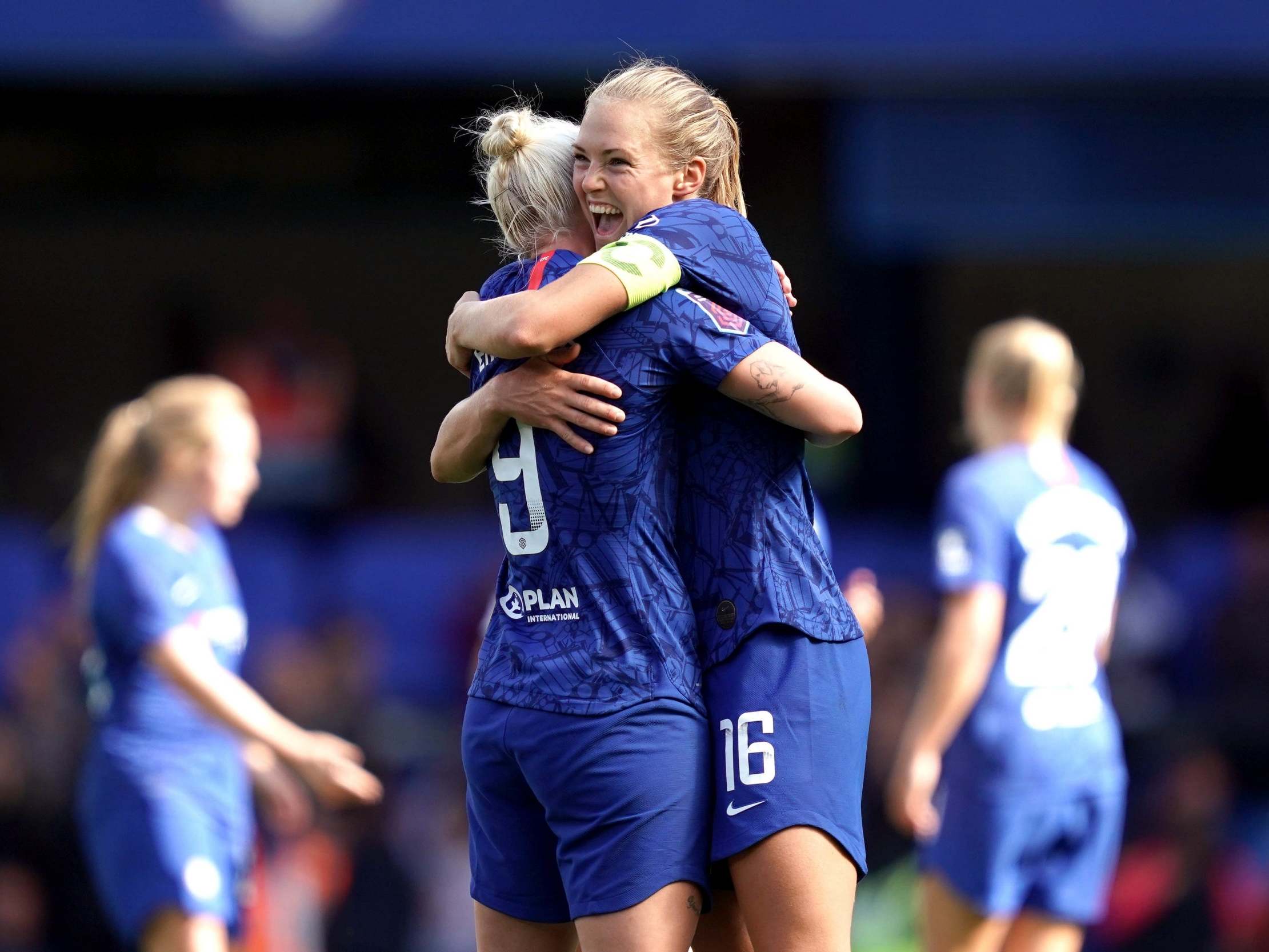 Bethany England (l) is congratulated by Magdalena Eriksson (r)