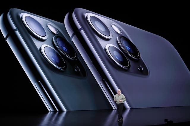 El vicepresidente senior de marketing mundial de Apple, Phil Schiller, habla sobre el iPhone 11 Pro durante el evento especial de Apple en el Steve Jobs Theatre en Apple Park en Cupertino, California, EE. UU.