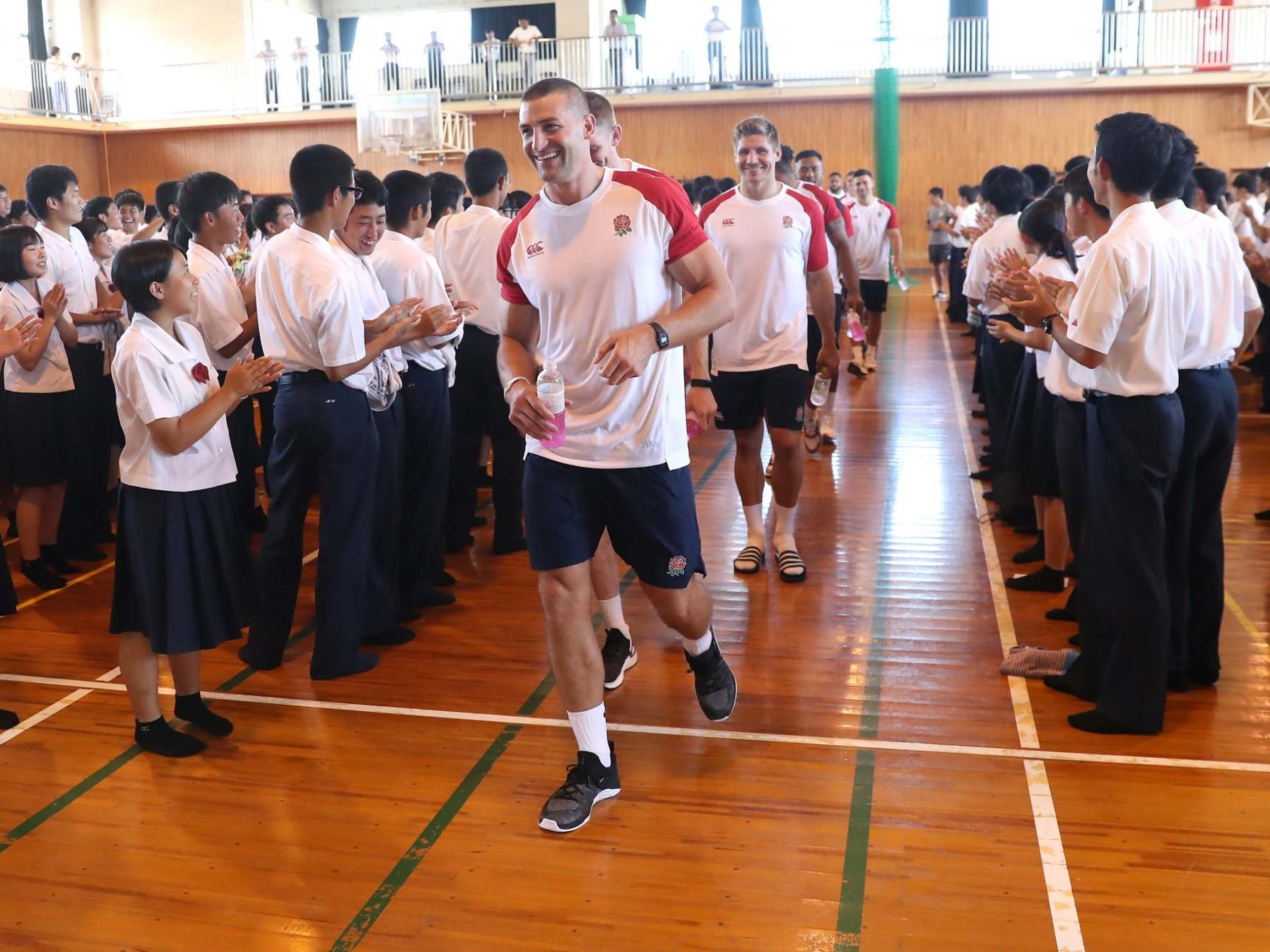 One thousand school children gave England a stirring reception at Miyazaki Kita High School