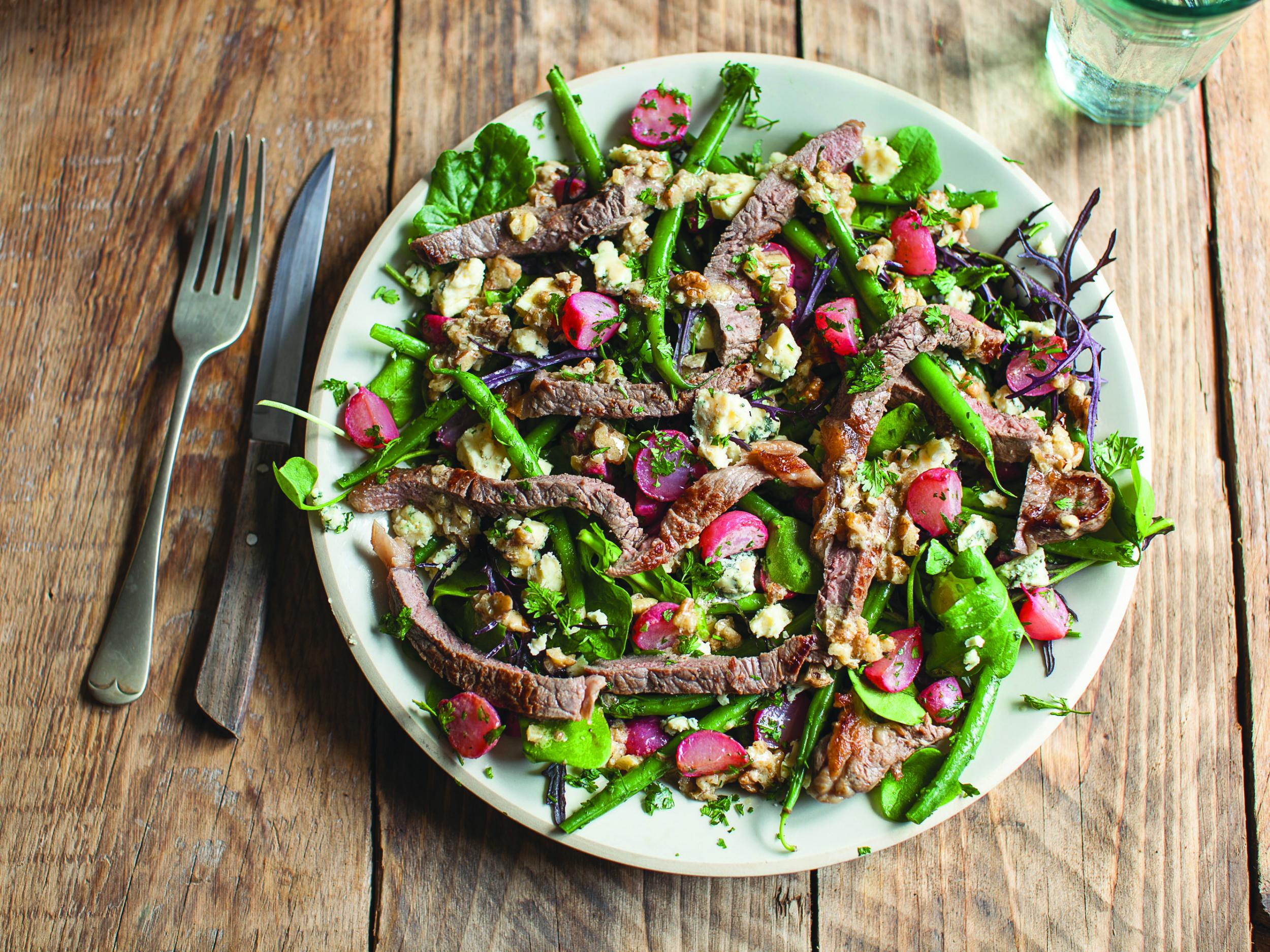 Рецепт салата тбилиси с фасолью и говядиной. Салат Батуми. Georgian Salad/ Georgian Salad with Walnut. Грузинский салат с фасолью фото с прозрачным фоном.