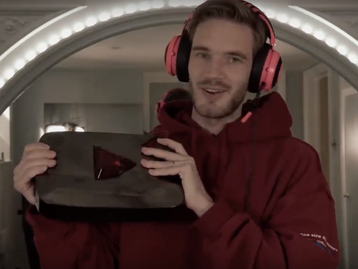 Самого популярного ютуба. ПЬЮДИПАЙ Рубиновая кнопка. PEWDIEPIE кнопка 100 миллионов. ПЬЮДИПАЙ 2022. ПЬЮДИПАЙ Бриллиантовая кнопка.