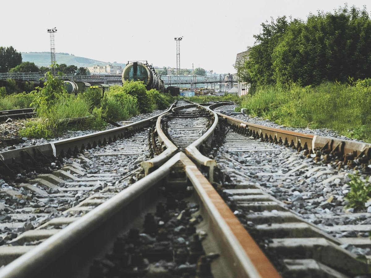 After train. Слияние двух железных дорог.