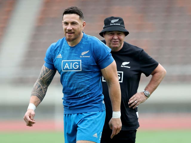Steve Hansen watches Sonny Bill Williams during a New Zealand training session