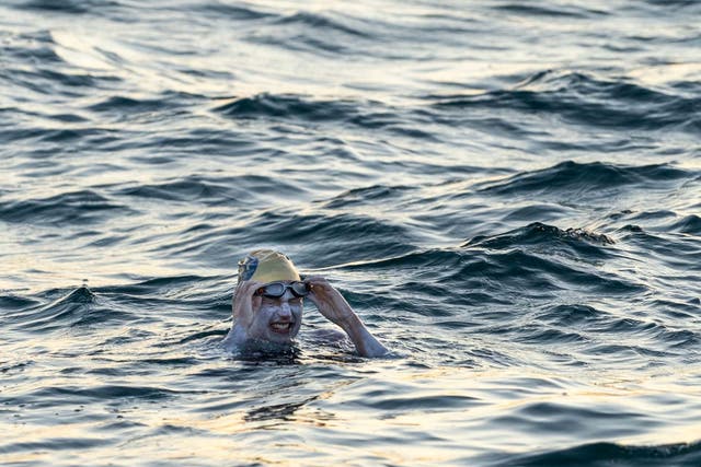 American swimmer Sarah Thomas completed the feat of endurance at about 6.30am after more than 54 hours of swimming.