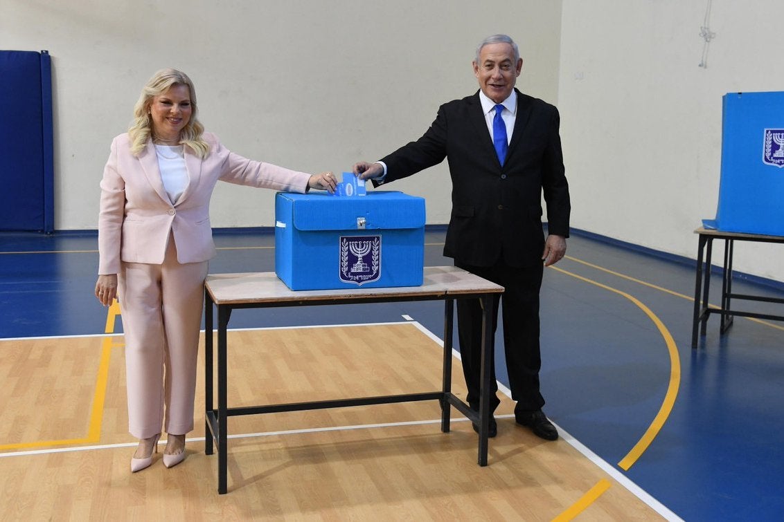 The prime minister votes with his wife Sara in Jerusalem (Benjamin Netanyahu’s office/Twitter)