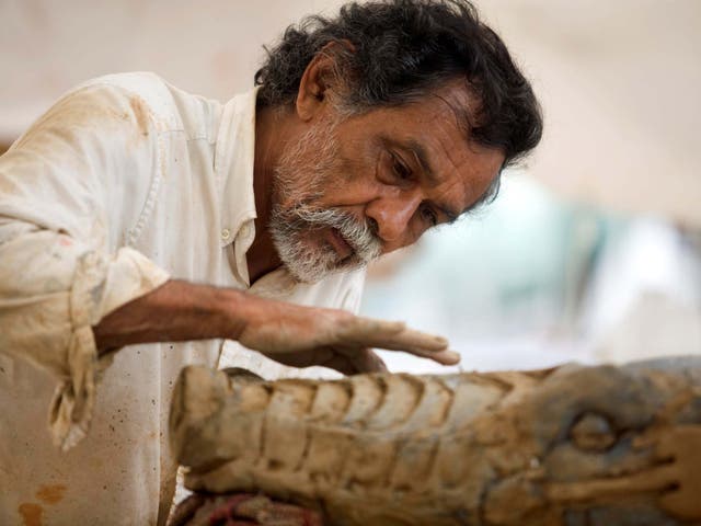 The artist applies the finishing touches to ‘La Lagartera’, a 25-metre reptile made of steel and plaster