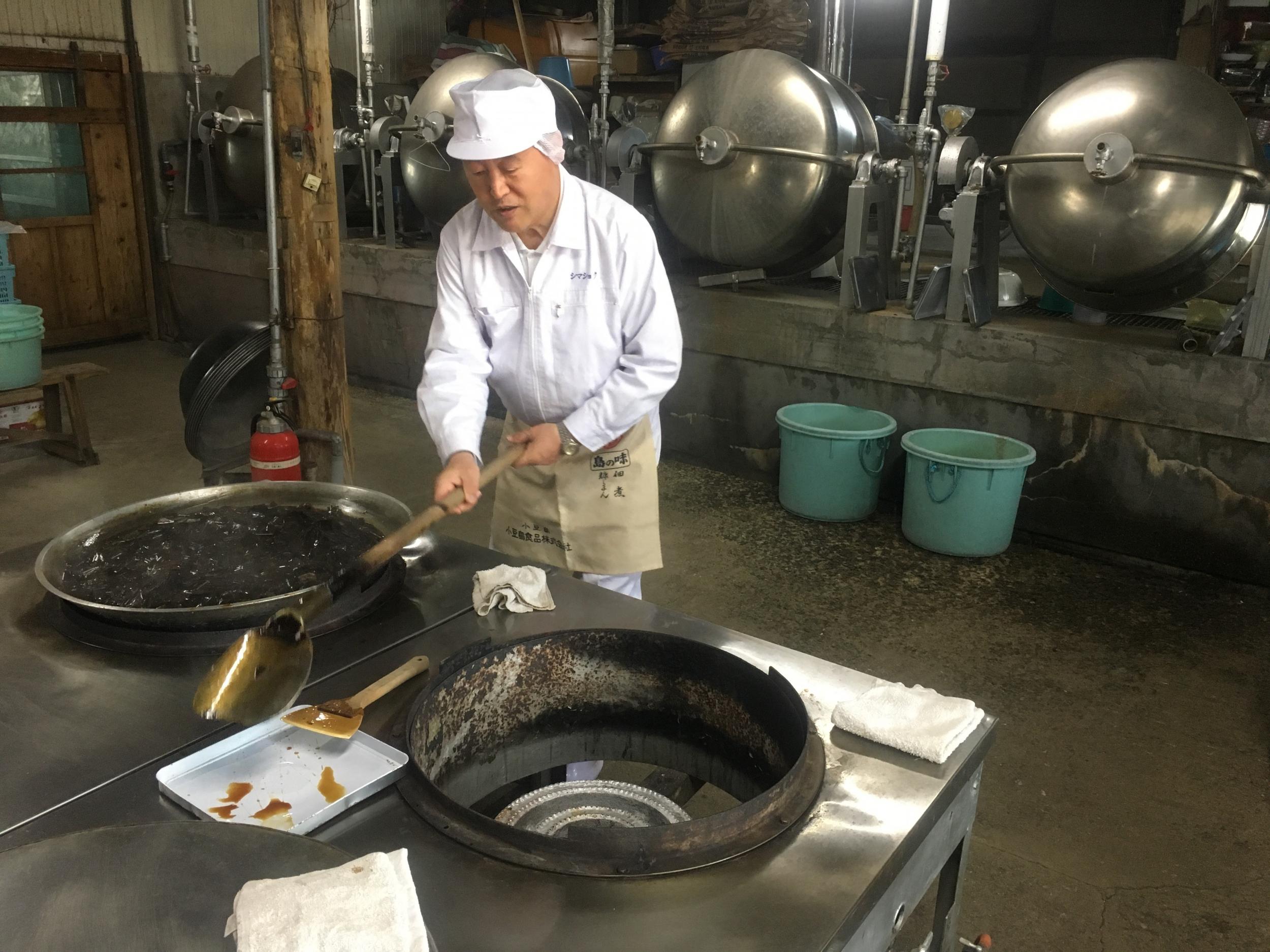 Katsuhiko Kurushima stirs a pan of seaweed in soy sauce