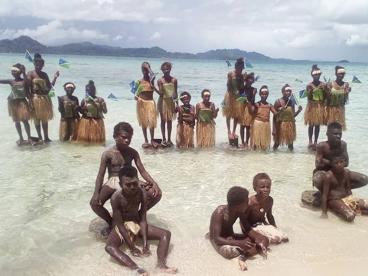 People live on islands. Гизо Соломоновы острова. Marovo Lagoon Соломоновы острова. Соломоновы острова климат. Соломоновы острова население.