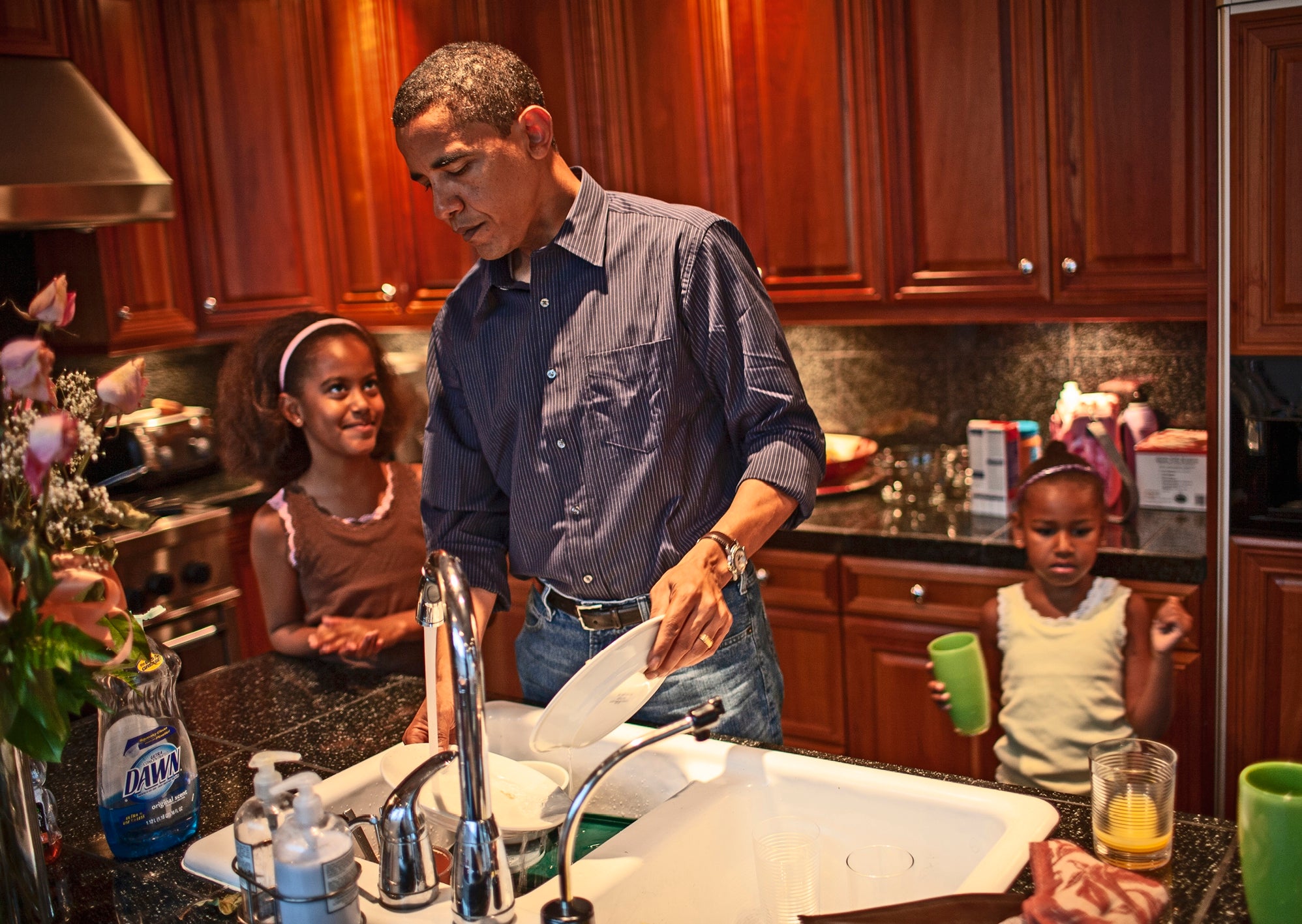Obama and the girls get breakfast and wash the dishes. This morning he took the girls to school and Michelle Obama went to work