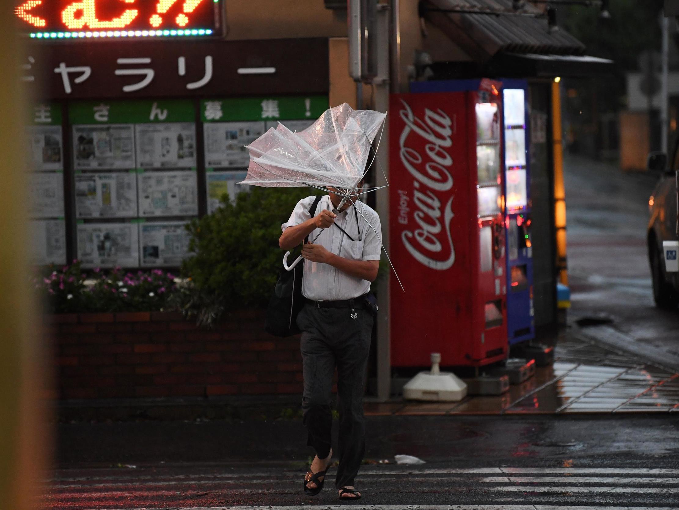 Мощный тайфун тапа. 9 Сентября в Японии. В Японии отменены 450 рейсов из-за тайфуна «Нанмадол».