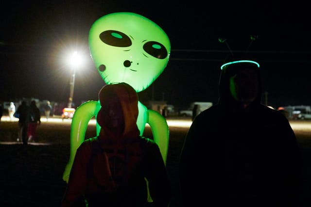 UFO enthusiasts descend on Nevada desert following pledge to storm Area 51