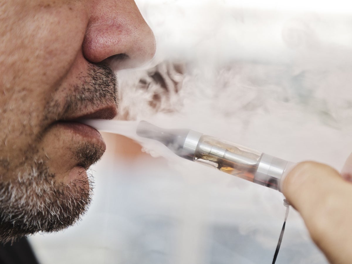elfbar nachfüll pod läuft aus Vapour from e-cigarettes can kill cells that protect lungs and damage  immune system, study concludes | The Independent