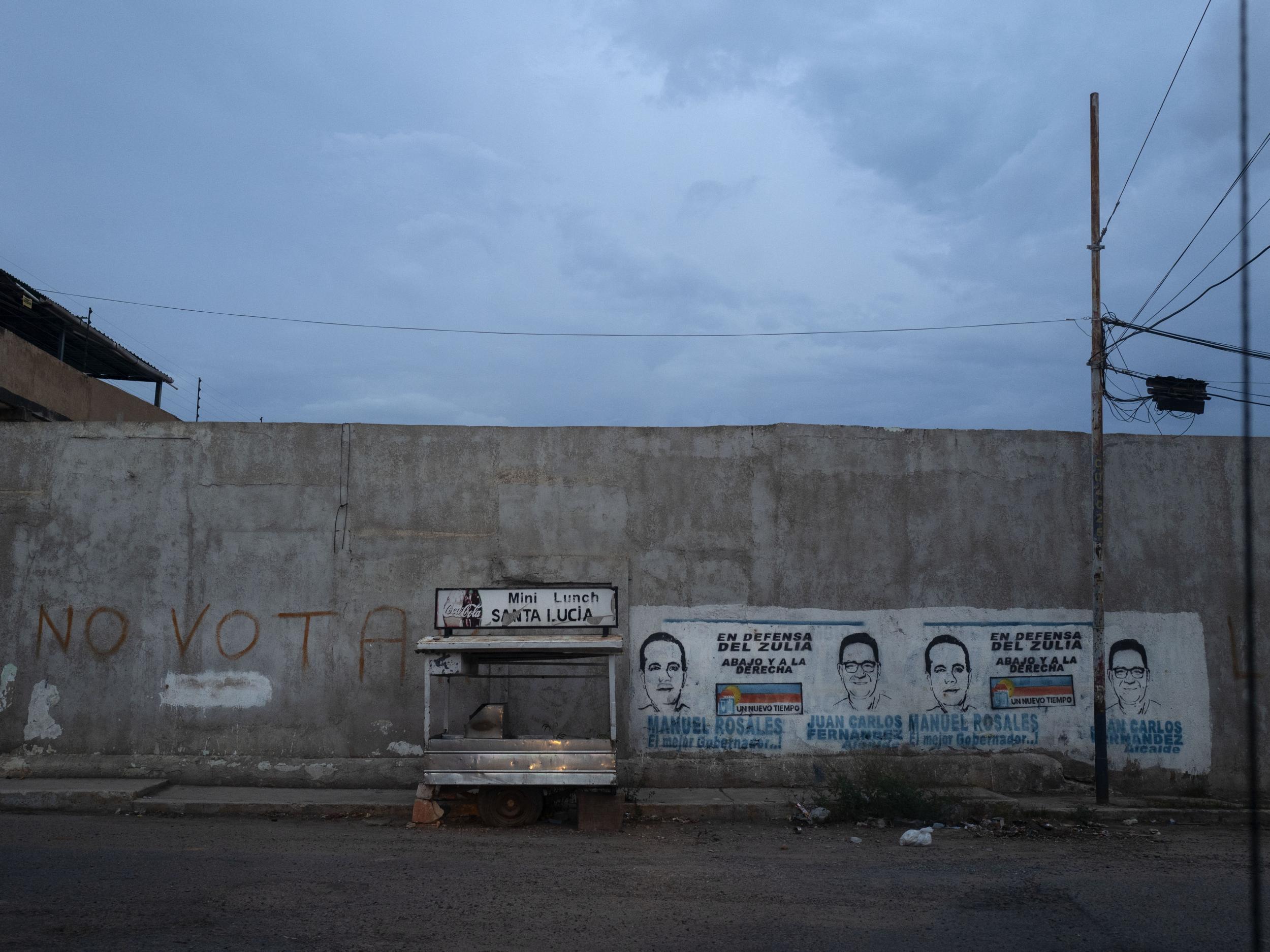 A food kiosk sits empty on a once-busy street in Maracaibo