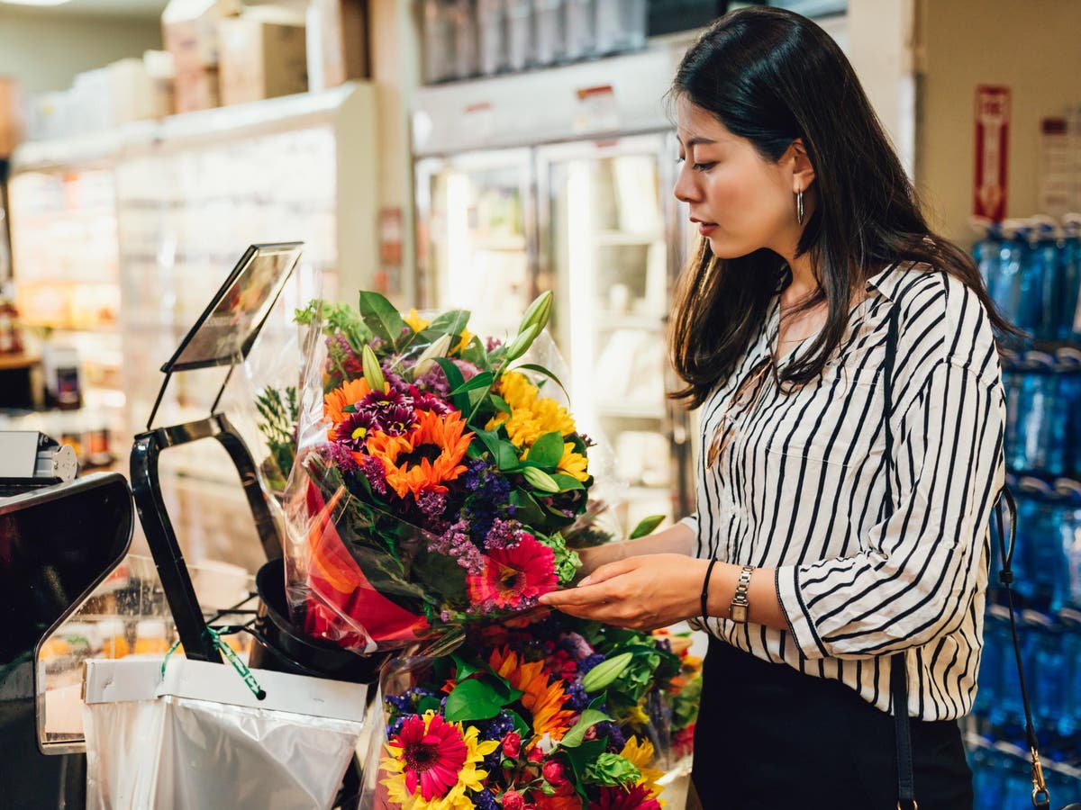 Sainsbury’s becomes first major UK retailer to replace plastic flower bags with paper packaging