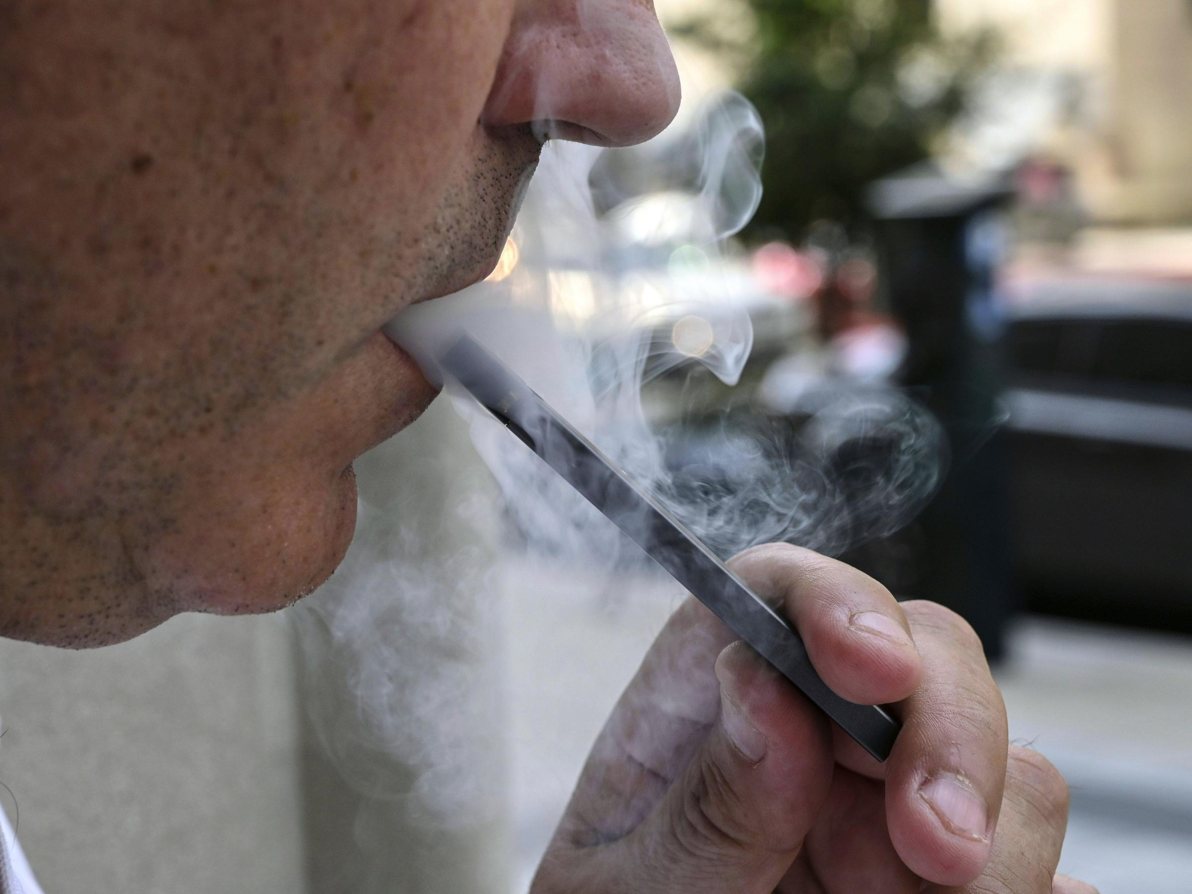 Vaping death toll rises to 11 after officials report hundreds of