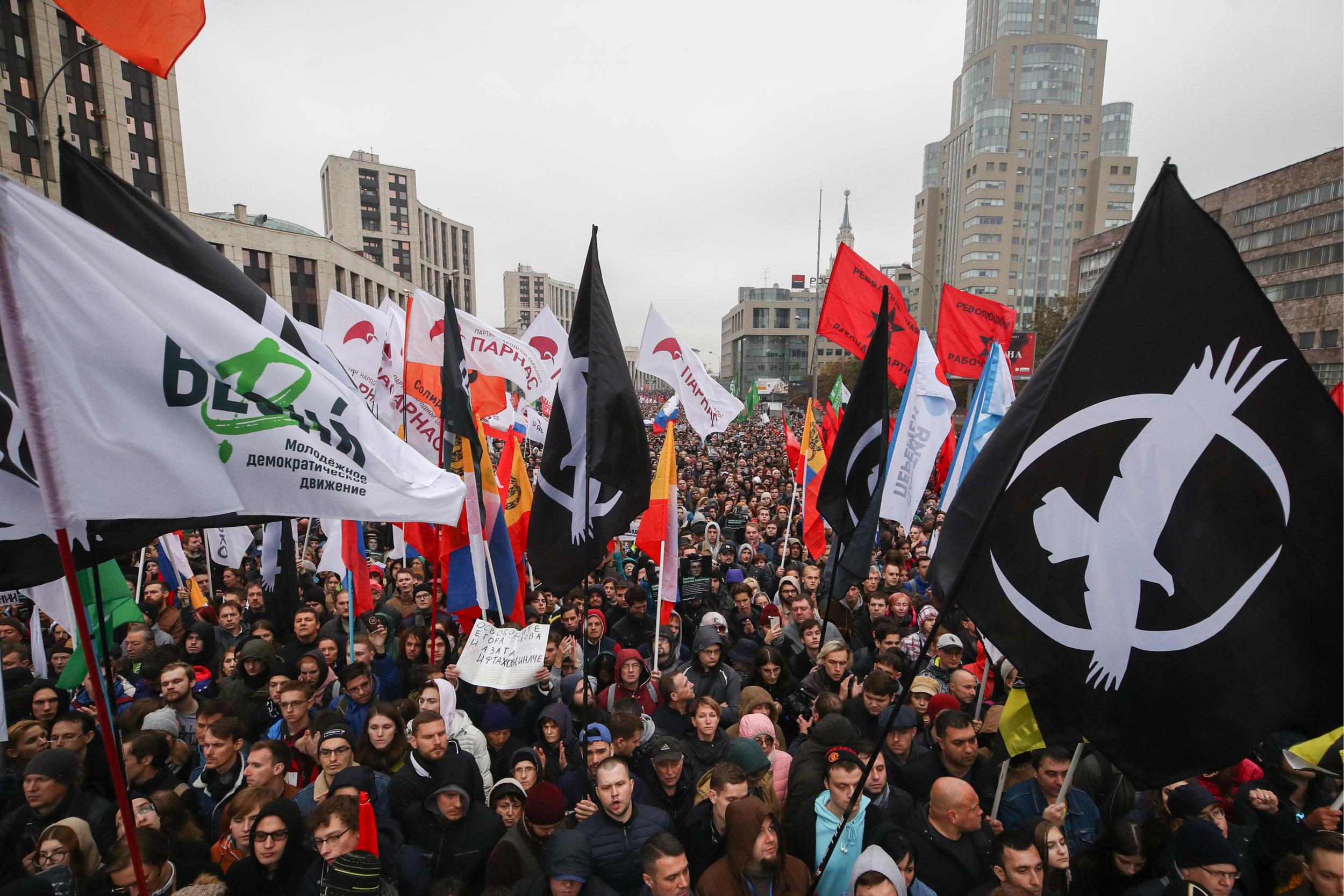 The rally in support of political prisoners saw thousands amass in Prospekt Sakharova Street.