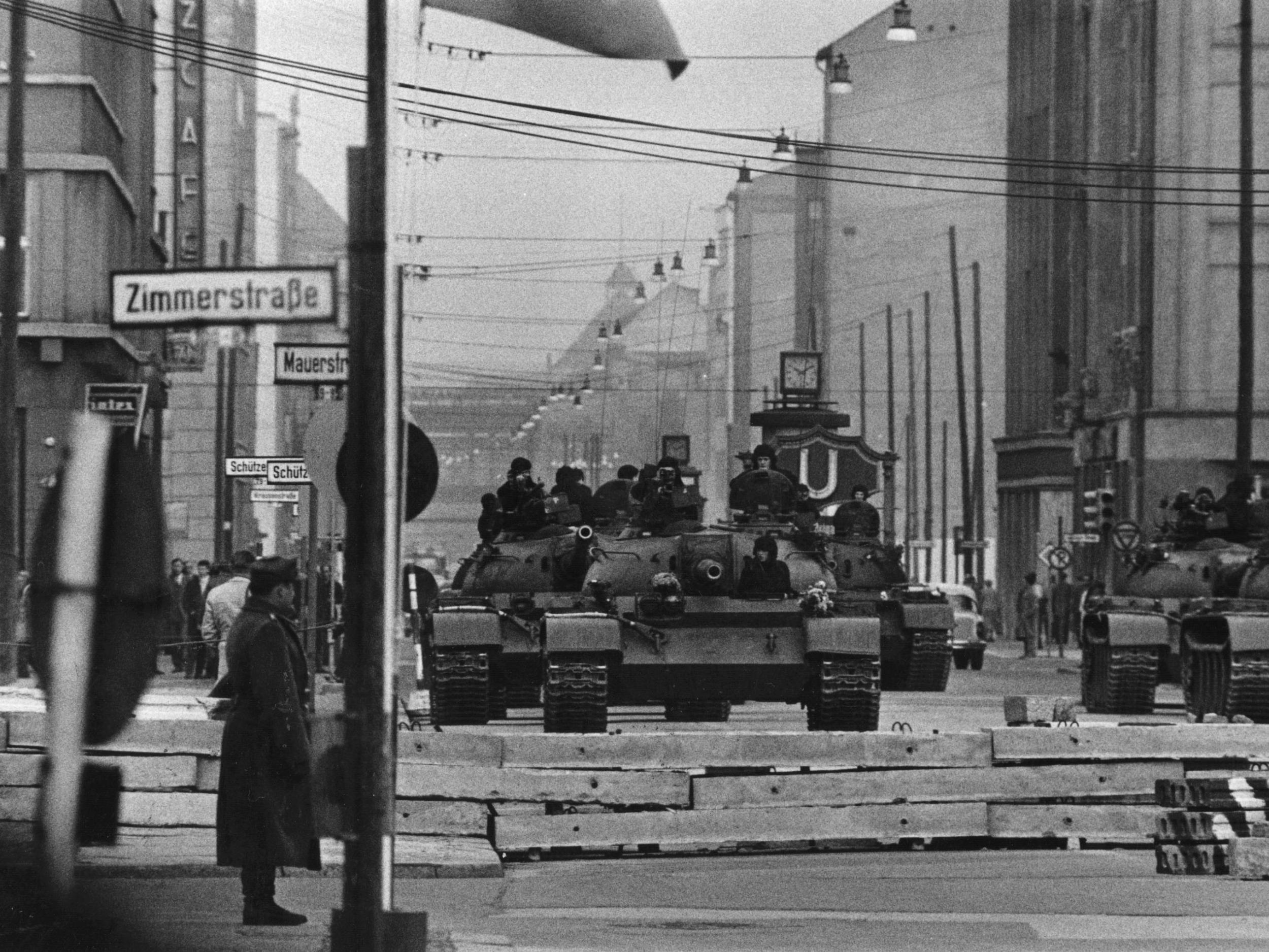 Tanks approaching the Berlin checkpoint